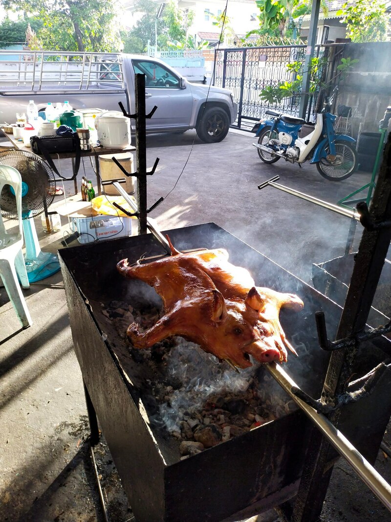 ร้านหมูหัน : ร้านอร่อย พิกัด กทม. หมูหันหนังกรอบย่างหอม ยอมอ้วนก็คราวนี้