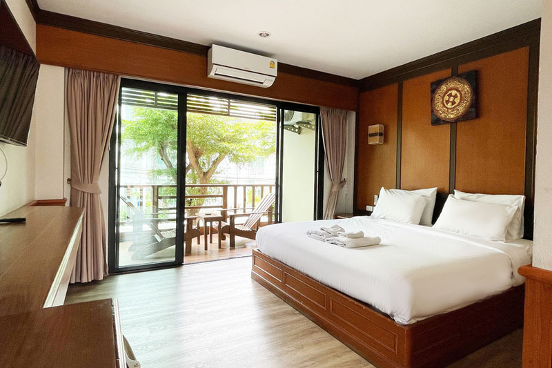 1. โรงแรมครก บูติค แอนด์ บิสโตร (Kroque Boutique &amp; Bistro), 2. z2 boutique hotel, 3. เซนทรัล เพลส อ่างศิลา (Central Place Angsila), 4. รอยัล สามมุข วิลลา (Royal Sammuk Villa), 5. ลา พลายา บูติก รีสอร์ท (La Playa Boutique Resort), 6. ทามารีน่า รีสอร์ท (Tamarina Resort), 7. วีลเลอร์ เบด แอนด์ ไบค์ โฮเต็ล (Wheeler Bed &amp; Bike Hotel), 8. B.S Boutique Hotel (บางแสน บูติก โฮเทล), 9. วัน บีท วินเทจ แอนด์ บิสโทร (One Beat Vintage&amp;Bistro), 10. แฮนด์ โฮเทล (Hand Hotel), Top 10+ ที่พักอ่างศิลา 2567 ที่พักเปิดใหม่ ติดทะเล ปิ้งย่างได้ ราคาถูก