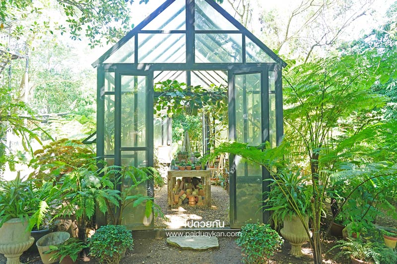 The iron wood คาเฟ่มีสไตล์ ท่ามกลางสวน