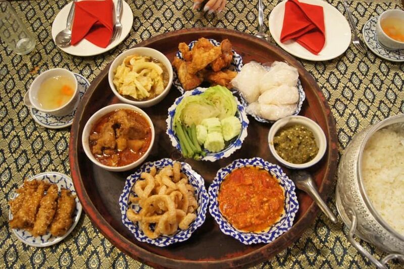 top 9+ ร้านขันโตก อาหารเหนือ สัมผัสประเพณีของภาคเหนือล้านนา จ๊าดลำเจ้า ทั้งกรุงเทพฯ เชียงใหม่ และจังหวัดอื่นๆ
