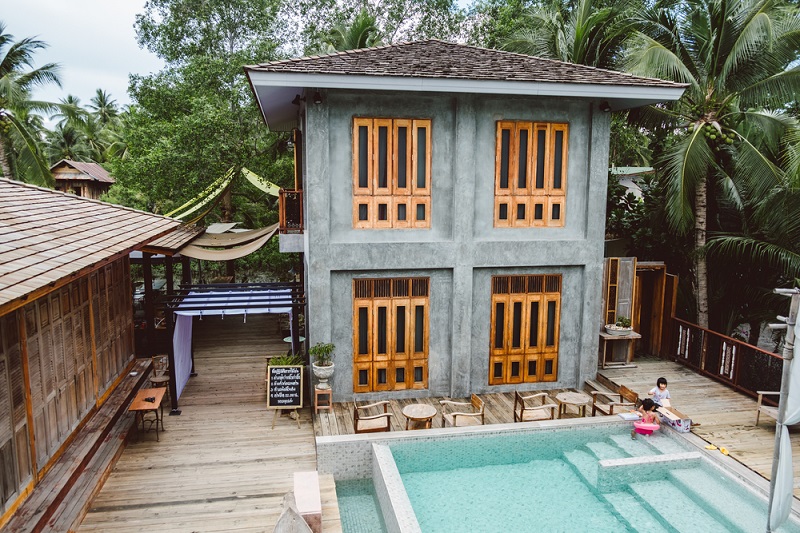 1. เรือนเสน่หา เฮาส์ ออฟ แพซชั่น (Ruean Sanaeha House of Passion), 2. ชูชัยบุรีศรีอัมพวา (Chuchaiburi Sri Amphawa), 3. เหย้า อินจัน รีสอร์ท (Yao In Chan Resort), 4. คุ้มดำเนิน รีสอร์ท (Khum Damnoen Resort), 5. ดิ แอนทีค ริเวอร์ไซค์ บ้านโป่ง (The Antique Riverside Ban Pong), 6. ราชาบุระ (Rachabhura Hotel), 7. เดอะ เดวา เกาะช้าง (The Dewa Koh Chang), 8. เอวา เกาะช้าง (AWA Koh Chang), 9. ชาเทรียม กอล์ฟ รีสอร์ท สอยดาว จันทบุรี (Chatrium Golf Resort Soi Dao Chanthaburi), 10. เป๊กกี้ โคฟ รีสอร์ท (Peggy&rsquo;s Cove Resort) (SHA Extra Plus), Top 10+ ที่พักเมืองรอง แนวดีไซน์ ใกล้กรุงเทพ