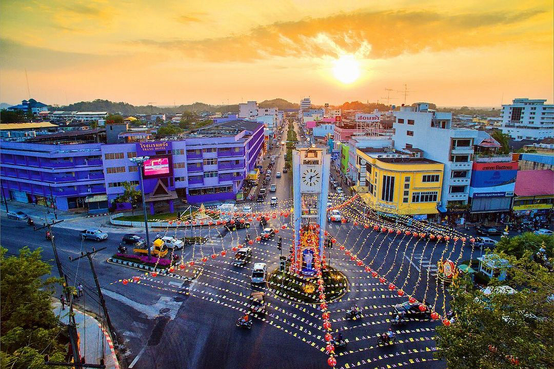 คริสตจักรตรัง, จังหวัดตรัง, ถ้ำมรกต, ถ้ำมรกต เกาะมุก, ถ้ำเลเขากอบ, ที่เที่ยวตรัง, ที่เที่ยวตรัง 2021, ที่เที่ยวตรัง 2022, ที่เที่ยวตรัง 2564, ที่เที่ยวตรัง 2565, วิหารคริศศาสนา, สะพานหิน, สะพานหิน เกาะลิบง, หอนาฬิกาตรัง, หาดปากเมง, เกาะกระดาน, เกาะมุก, เกาะรอก, เกาะลิบง, เกาะไหง, เที่ยวตรัง, เที่ยวตรัง 2021, เที่ยวตรัง 2564, top 10+ ที่เที่ยวตรัง แพ็คกระเป๋า เที่ยวทะเลใต้ ฝั่งอันดามัน