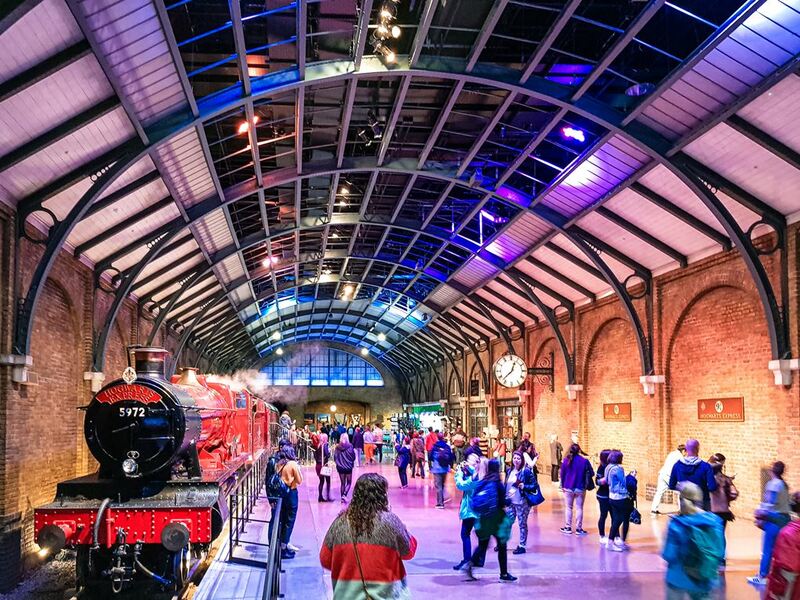 amorino gelato, buckingham palace, bun from home, changing the guard, cinnamon bun, elizabeth tower, england, harry potter, leadenhall market, london eye, natural history museum, palace of westminster, sky garden, spider-man, studio tour london, the shard, tower bridge, warner bros, wright brothers, ขนมปังลอนดอน, ชิงช้าสวรรค์ลอนดอน, ตลาดลอนดอน, ตึกที่สูงสุดในเมืองลอนดอน, ทาวเวอร์บริดจ์, พระราชวังบัคคิงแฮม, พระราชวังเวสต์มินสเตอร์, พิพิธภัณฑ์ประวัติศาสตร์ธรรมชาติ, วีซ่าอังกฤษ, สวนลอยฟ้าลอนดอน, สะพานทาวเวอร์บริดจ์, หอนาฬิกาบิ๊กเบน, เจลาโต้ดอกไม้, เดอะชาร์ด, เที่ยวลอนดอน 2024, เที่ยวลอนดอน 2566, เที่ยวลอนดอน 2567, เที่ยวอังกฤษ 2024, เปลี่ยนเวรยามของทหารอังกฤษ, แลนด์มาร์คอังกฤษ, แฮร์รี่ พอตเตอร์, ไอติมดอกไม้, top 12+ เที่ยวลอนดอน ประเทศอังกฤษ 2024 เช็คอินแลนด์มาร์คของเมือง ตื่นตากับสถานที่ถ่ายทำภาพยนตร์ระดับโลก