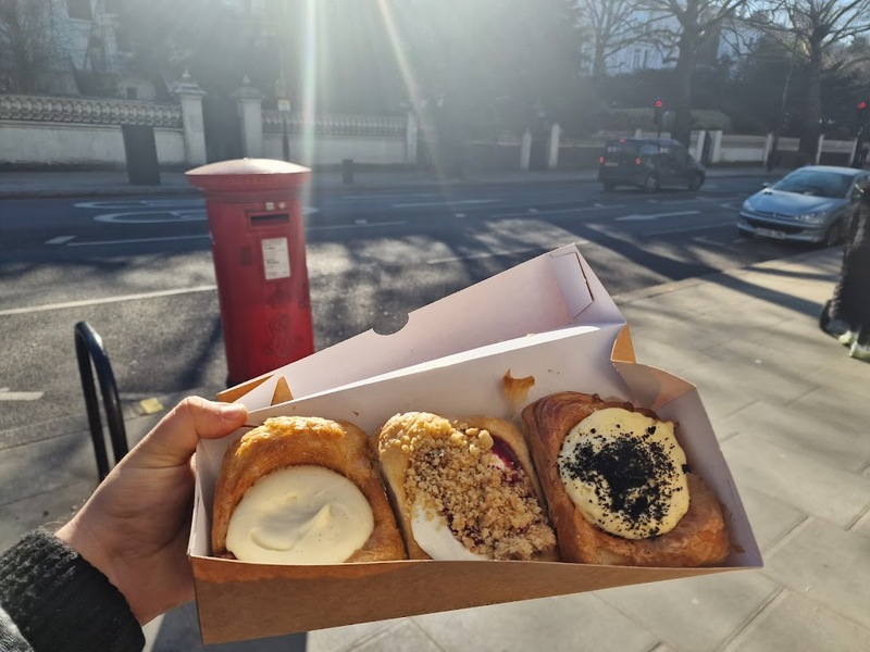 amorino gelato, buckingham palace, bun from home, changing the guard, cinnamon bun, elizabeth tower, england, harry potter, leadenhall market, london eye, natural history museum, palace of westminster, sky garden, spider-man, studio tour london, the shard, tower bridge, warner bros, wright brothers, ขนมปังลอนดอน, ชิงช้าสวรรค์ลอนดอน, ตลาดลอนดอน, ตึกที่สูงสุดในเมืองลอนดอน, ทาวเวอร์บริดจ์, พระราชวังบัคคิงแฮม, พระราชวังเวสต์มินสเตอร์, พิพิธภัณฑ์ประวัติศาสตร์ธรรมชาติ, วีซ่าอังกฤษ, สวนลอยฟ้าลอนดอน, สะพานทาวเวอร์บริดจ์, หอนาฬิกาบิ๊กเบน, เจลาโต้ดอกไม้, เดอะชาร์ด, เที่ยวลอนดอน 2024, เที่ยวลอนดอน 2566, เที่ยวลอนดอน 2567, เที่ยวอังกฤษ 2024, เปลี่ยนเวรยามของทหารอังกฤษ, แลนด์มาร์คอังกฤษ, แฮร์รี่ พอตเตอร์, ไอติมดอกไม้, top 12+ เที่ยวลอนดอน ประเทศอังกฤษ 2024 เช็คอินแลนด์มาร์คของเมือง ตื่นตากับสถานที่ถ่ายทำภาพยนตร์ระดับโลก