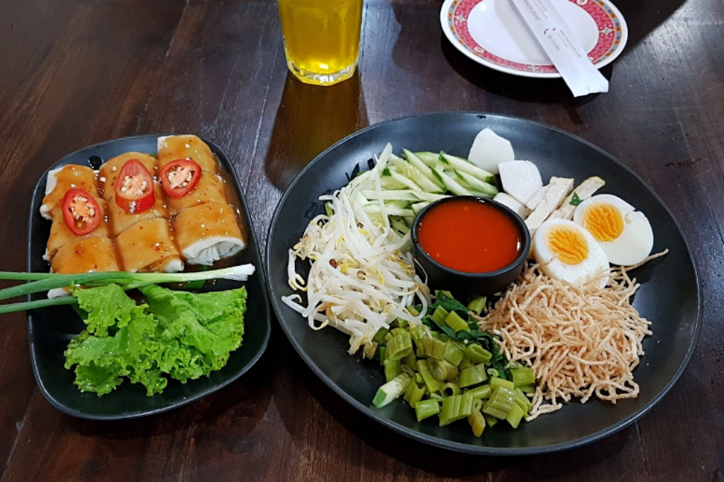 ขนมจีนป้ามัย, ขนมจีนป้ามัย ภูเก็ต, ขนมจีนภูเก็ต, ขนมถ้วยเค็ม, ของกินภูเก็ต, ข้าวยำคลุกภูเก็ต, ข้าวยำพริก, ตลาดเกษตร 2 ภูเก็ต, ตู้กับข้าว, น้ำชุบหยำ, น้ำพริกกุ้งเสียบ, น้ำพริกภูเก็ต, ภูเก็ต กินอะไรดี, ร้านข้าวยำสมุนไพร ตลาดเกษตร, ร้านคุณแม่จู้, ร้านตู้กับข้าว, ร้านตู้กับข้าว ภูเก็ต, ร้านระย้า, ร้านระย้า ภูเก็ต, ร้านหมี่ต้นโพธิ์, ร้านอาหาร, ร้านอาหารพื้นเมืองภูเก็ต, ร้านอาหารภูเก็ต 2020, ร้านอาหารภูเก็ต 2563, ร้านโอวต้าว บางเหนียว, หมี่สะปำ คุณยายเจียร, หมูฮ้อง, อาหารพื้นเมืองภูเก็ต, ฮูแช้, เกี่ยมโก้ย, โอวต้าว, โอวต้าว บางเหนียว, ปักหมุด 10 เมนูอาหารพื้นเมืองภูเก็ต พร้อมร้านเด็ด ที่เหล่านักชิม ต้องห้ามพลาด