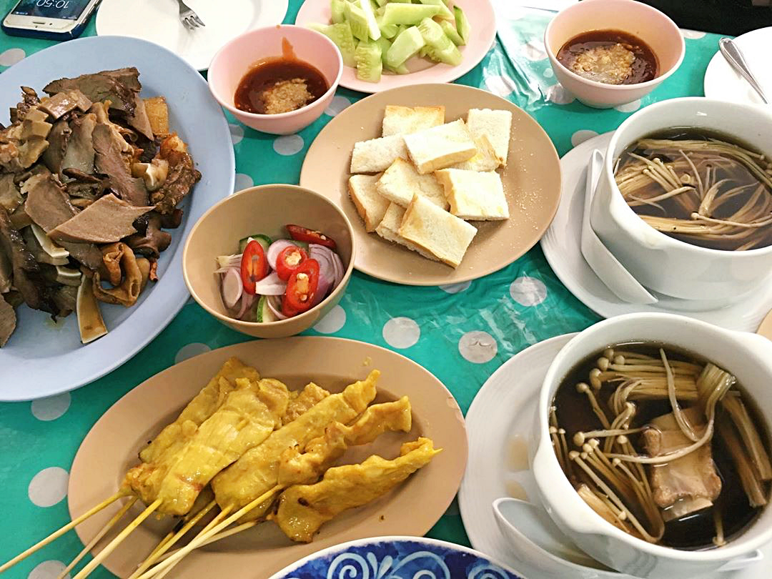 ขนมจีนป้ามัย, ขนมจีนป้ามัย ภูเก็ต, ขนมจีนภูเก็ต, ขนมถ้วยเค็ม, ของกินภูเก็ต, ข้าวยำคลุกภูเก็ต, ข้าวยำพริก, ตลาดเกษตร 2 ภูเก็ต, ตู้กับข้าว, น้ำชุบหยำ, น้ำพริกกุ้งเสียบ, น้ำพริกภูเก็ต, ภูเก็ต กินอะไรดี, ร้านข้าวยำสมุนไพร ตลาดเกษตร, ร้านคุณแม่จู้, ร้านตู้กับข้าว, ร้านตู้กับข้าว ภูเก็ต, ร้านระย้า, ร้านระย้า ภูเก็ต, ร้านหมี่ต้นโพธิ์, ร้านอาหาร, ร้านอาหารพื้นเมืองภูเก็ต, ร้านอาหารภูเก็ต 2020, ร้านอาหารภูเก็ต 2563, ร้านโอวต้าว บางเหนียว, หมี่สะปำ คุณยายเจียร, หมูฮ้อง, อาหารพื้นเมืองภูเก็ต, ฮูแช้, เกี่ยมโก้ย, โอวต้าว, โอวต้าว บางเหนียว, ปักหมุด 10 เมนูอาหารพื้นเมืองภูเก็ต พร้อมร้านเด็ด ที่เหล่านักชิม ต้องห้ามพลาด
