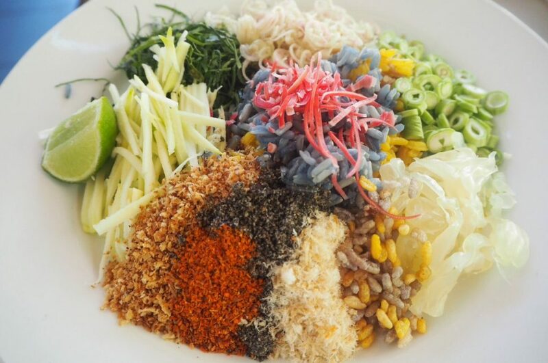 ขนมจีนป้ามัย, ขนมจีนป้ามัย ภูเก็ต, ขนมจีนภูเก็ต, ขนมถ้วยเค็ม, ของกินภูเก็ต, ข้าวยำคลุกภูเก็ต, ข้าวยำพริก, ตลาดเกษตร 2 ภูเก็ต, ตู้กับข้าว, น้ำชุบหยำ, น้ำพริกกุ้งเสียบ, น้ำพริกภูเก็ต, ภูเก็ต กินอะไรดี, ร้านข้าวยำสมุนไพร ตลาดเกษตร, ร้านคุณแม่จู้, ร้านตู้กับข้าว, ร้านตู้กับข้าว ภูเก็ต, ร้านระย้า, ร้านระย้า ภูเก็ต, ร้านหมี่ต้นโพธิ์, ร้านอาหาร, ร้านอาหารพื้นเมืองภูเก็ต, ร้านอาหารภูเก็ต 2020, ร้านอาหารภูเก็ต 2563, ร้านโอวต้าว บางเหนียว, หมี่สะปำ คุณยายเจียร, หมูฮ้อง, อาหารพื้นเมืองภูเก็ต, ฮูแช้, เกี่ยมโก้ย, โอวต้าว, โอวต้าว บางเหนียว, ปักหมุด 10 เมนูอาหารพื้นเมืองภูเก็ต พร้อมร้านเด็ด ที่เหล่านักชิม ต้องห้ามพลาด