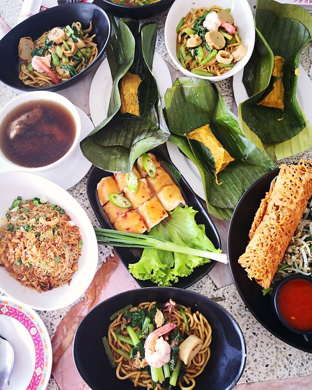 ขนมจีนป้ามัย, ขนมจีนป้ามัย ภูเก็ต, ขนมจีนภูเก็ต, ขนมถ้วยเค็ม, ของกินภูเก็ต, ข้าวยำคลุกภูเก็ต, ข้าวยำพริก, ตลาดเกษตร 2 ภูเก็ต, ตู้กับข้าว, น้ำชุบหยำ, น้ำพริกกุ้งเสียบ, น้ำพริกภูเก็ต, ภูเก็ต กินอะไรดี, ร้านข้าวยำสมุนไพร ตลาดเกษตร, ร้านคุณแม่จู้, ร้านตู้กับข้าว, ร้านตู้กับข้าว ภูเก็ต, ร้านระย้า, ร้านระย้า ภูเก็ต, ร้านหมี่ต้นโพธิ์, ร้านอาหาร, ร้านอาหารพื้นเมืองภูเก็ต, ร้านอาหารภูเก็ต 2020, ร้านอาหารภูเก็ต 2563, ร้านโอวต้าว บางเหนียว, หมี่สะปำ คุณยายเจียร, หมูฮ้อง, อาหารพื้นเมืองภูเก็ต, ฮูแช้, เกี่ยมโก้ย, โอวต้าว, โอวต้าว บางเหนียว, ปักหมุด 10 เมนูอาหารพื้นเมืองภูเก็ต พร้อมร้านเด็ด ที่เหล่านักชิม ต้องห้ามพลาด