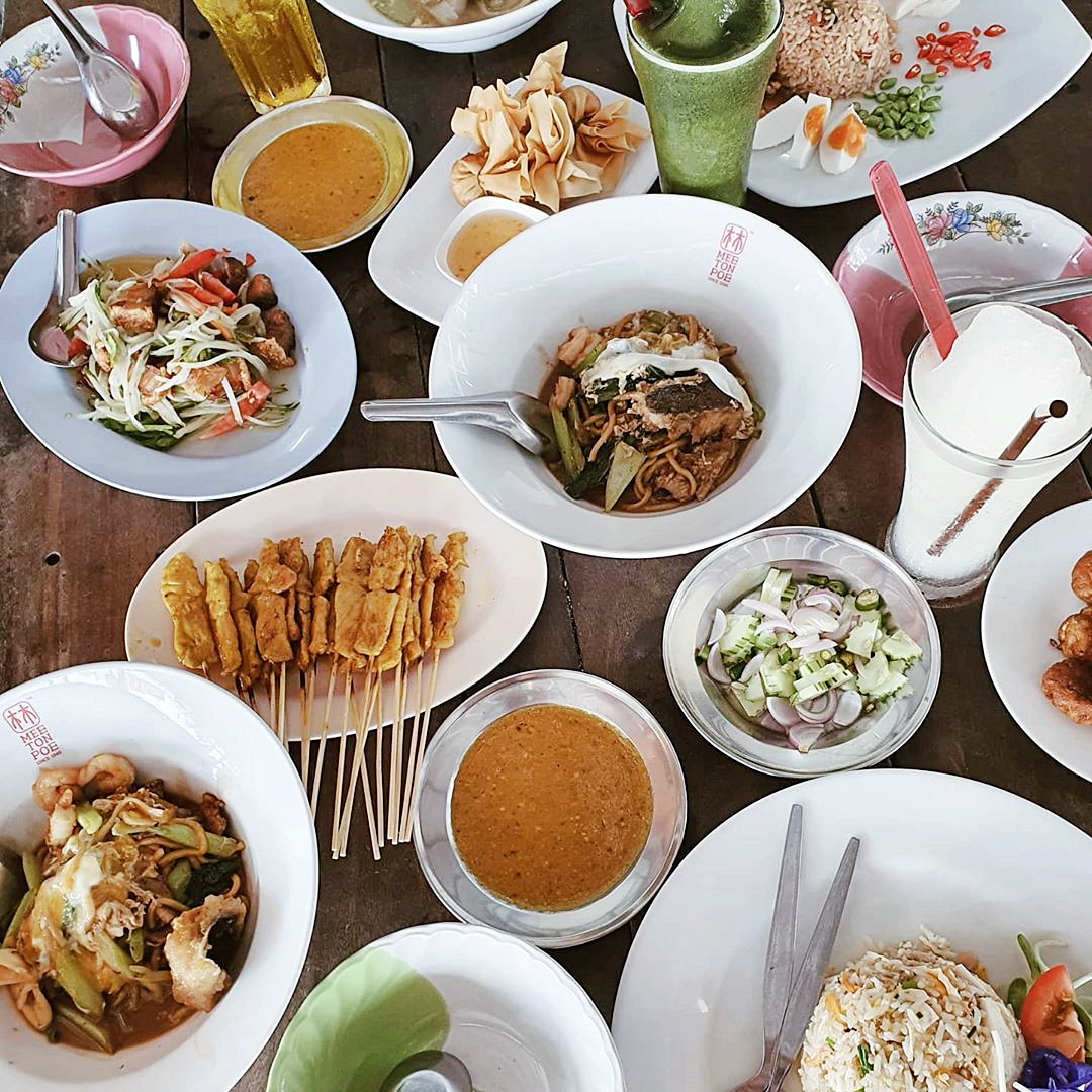ขนมจีนป้ามัย, ขนมจีนป้ามัย ภูเก็ต, ขนมจีนภูเก็ต, ขนมถ้วยเค็ม, ของกินภูเก็ต, ข้าวยำคลุกภูเก็ต, ข้าวยำพริก, ตลาดเกษตร 2 ภูเก็ต, ตู้กับข้าว, น้ำชุบหยำ, น้ำพริกกุ้งเสียบ, น้ำพริกภูเก็ต, ภูเก็ต กินอะไรดี, ร้านข้าวยำสมุนไพร ตลาดเกษตร, ร้านคุณแม่จู้, ร้านตู้กับข้าว, ร้านตู้กับข้าว ภูเก็ต, ร้านระย้า, ร้านระย้า ภูเก็ต, ร้านหมี่ต้นโพธิ์, ร้านอาหาร, ร้านอาหารพื้นเมืองภูเก็ต, ร้านอาหารภูเก็ต 2020, ร้านอาหารภูเก็ต 2563, ร้านโอวต้าว บางเหนียว, หมี่สะปำ คุณยายเจียร, หมูฮ้อง, อาหารพื้นเมืองภูเก็ต, ฮูแช้, เกี่ยมโก้ย, โอวต้าว, โอวต้าว บางเหนียว, ปักหมุด 10 เมนูอาหารพื้นเมืองภูเก็ต พร้อมร้านเด็ด ที่เหล่านักชิม ต้องห้ามพลาด