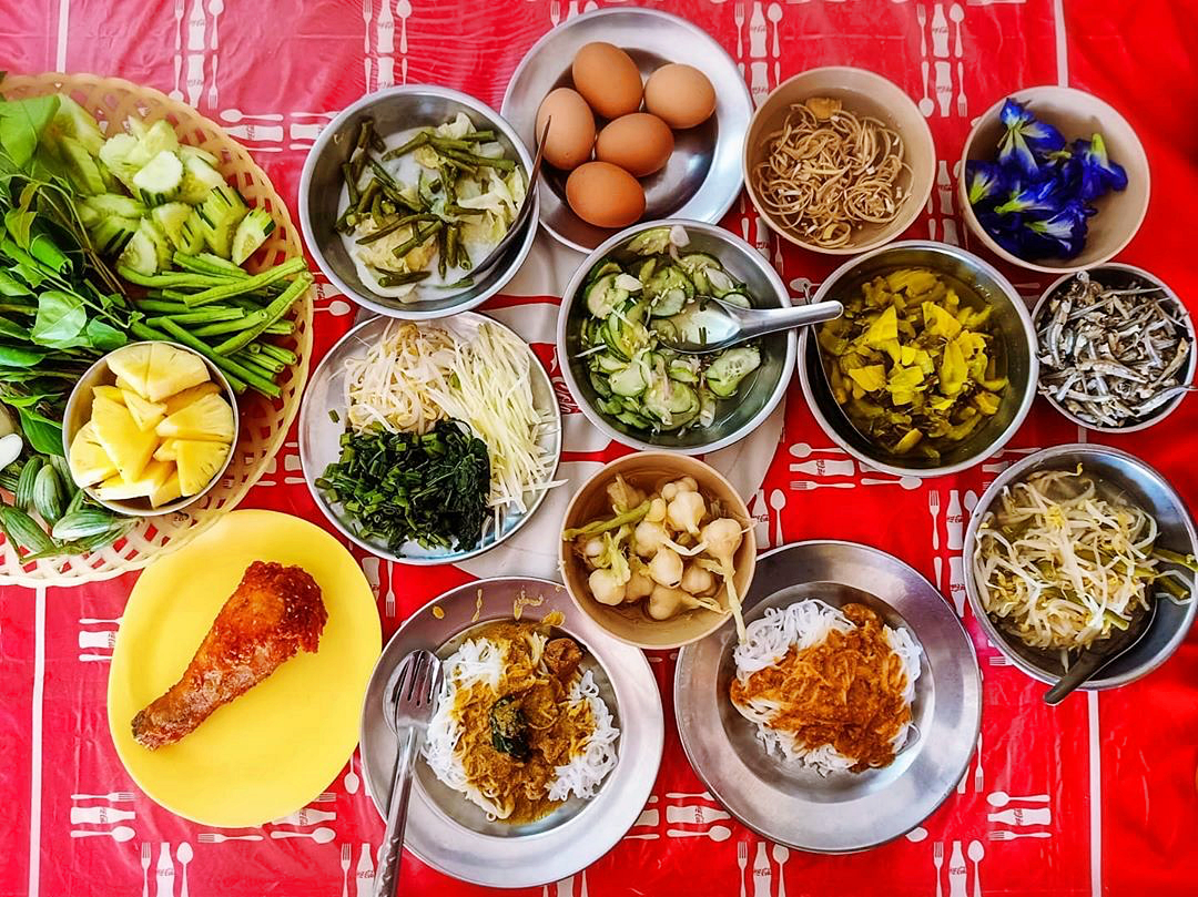 ขนมจีนป้ามัย, ขนมจีนป้ามัย ภูเก็ต, ขนมจีนภูเก็ต, ขนมถ้วยเค็ม, ของกินภูเก็ต, ข้าวยำคลุกภูเก็ต, ข้าวยำพริก, ตลาดเกษตร 2 ภูเก็ต, ตู้กับข้าว, น้ำชุบหยำ, น้ำพริกกุ้งเสียบ, น้ำพริกภูเก็ต, ภูเก็ต กินอะไรดี, ร้านข้าวยำสมุนไพร ตลาดเกษตร, ร้านคุณแม่จู้, ร้านตู้กับข้าว, ร้านตู้กับข้าว ภูเก็ต, ร้านระย้า, ร้านระย้า ภูเก็ต, ร้านหมี่ต้นโพธิ์, ร้านอาหาร, ร้านอาหารพื้นเมืองภูเก็ต, ร้านอาหารภูเก็ต 2020, ร้านอาหารภูเก็ต 2563, ร้านโอวต้าว บางเหนียว, หมี่สะปำ คุณยายเจียร, หมูฮ้อง, อาหารพื้นเมืองภูเก็ต, ฮูแช้, เกี่ยมโก้ย, โอวต้าว, โอวต้าว บางเหนียว, ปักหมุด 10 เมนูอาหารพื้นเมืองภูเก็ต พร้อมร้านเด็ด ที่เหล่านักชิม ต้องห้ามพลาด
