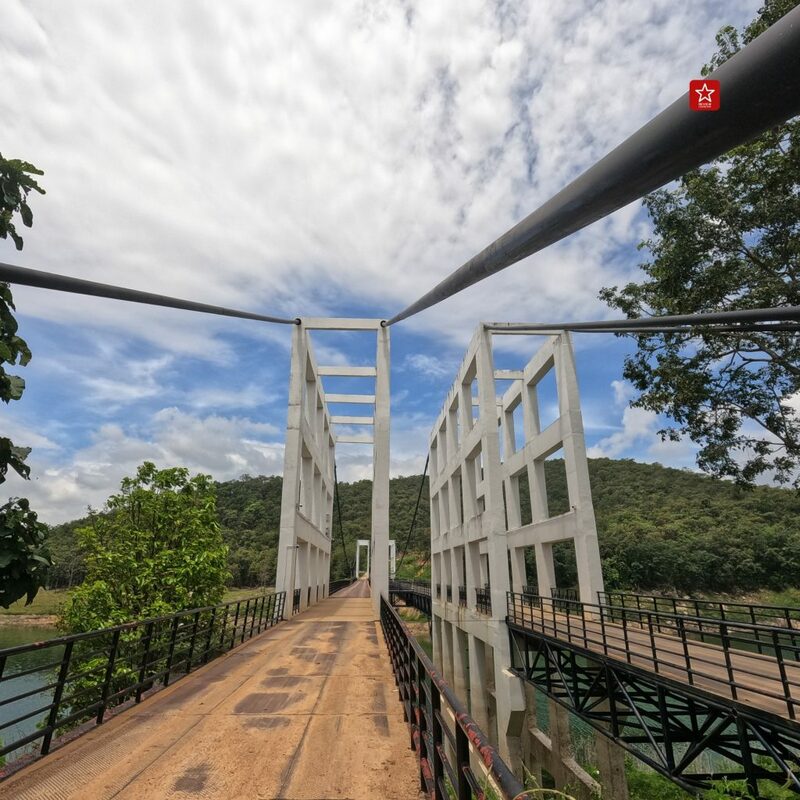 reviewchiangmai, ดอยสะเก็ด, รีวิวเชียงใหม่, สะพานแขวนเชื่อมใจ, เขื่อนแม่กวงอุดมธารา, เที่ยวเชียงใหม่, แอ่วได้แอ่วดี, เที่ยวเชียงใหม่ สะพานแขวนเชื่อมใจ แม่กวง ป่าสักงาม
