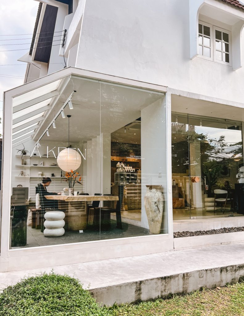 รีวิว A KEEN HOUSE จากร้านเดลิเวอรี่ชื่อดัง สู่ Cafe &amp; Art Gallery สุดมินิมอล ที่ไวป์ดีสุด ๆ