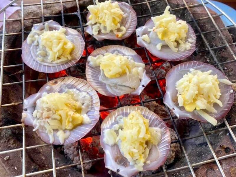 รวม 12 ร้านอาหารทะเลระยอง ร้านติดทะเล บรรยากาศชิลๆ พิกัดเด็ดที่น่าตามไปชิม!