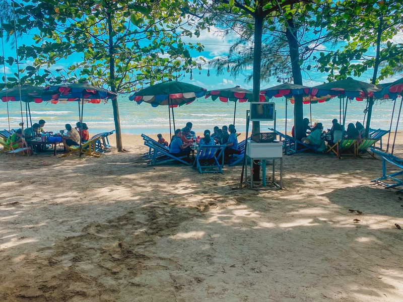 รวม 12 ร้านอาหารทะเลระยอง ร้านติดทะเล บรรยากาศชิลๆ พิกัดเด็ดที่น่าตามไปชิม!