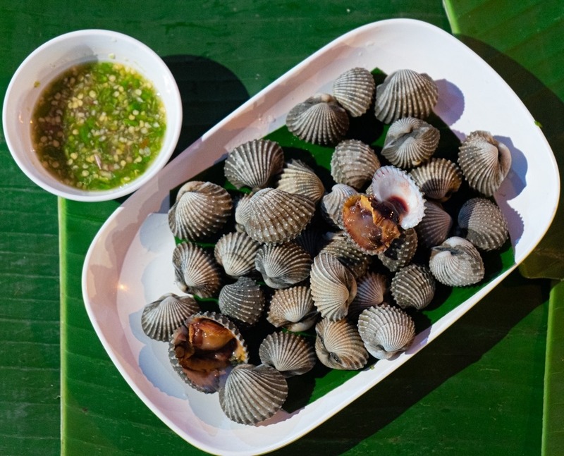 รวม 12 ร้านอาหารทะเลระยอง ร้านติดทะเล บรรยากาศชิลๆ พิกัดเด็ดที่น่าตามไปชิม!