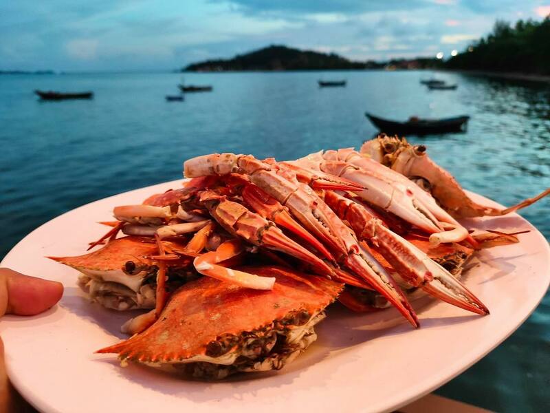 รวม 12 ร้านอาหารทะเลระยอง ร้านติดทะเล บรรยากาศชิลๆ พิกัดเด็ดที่น่าตามไปชิม!