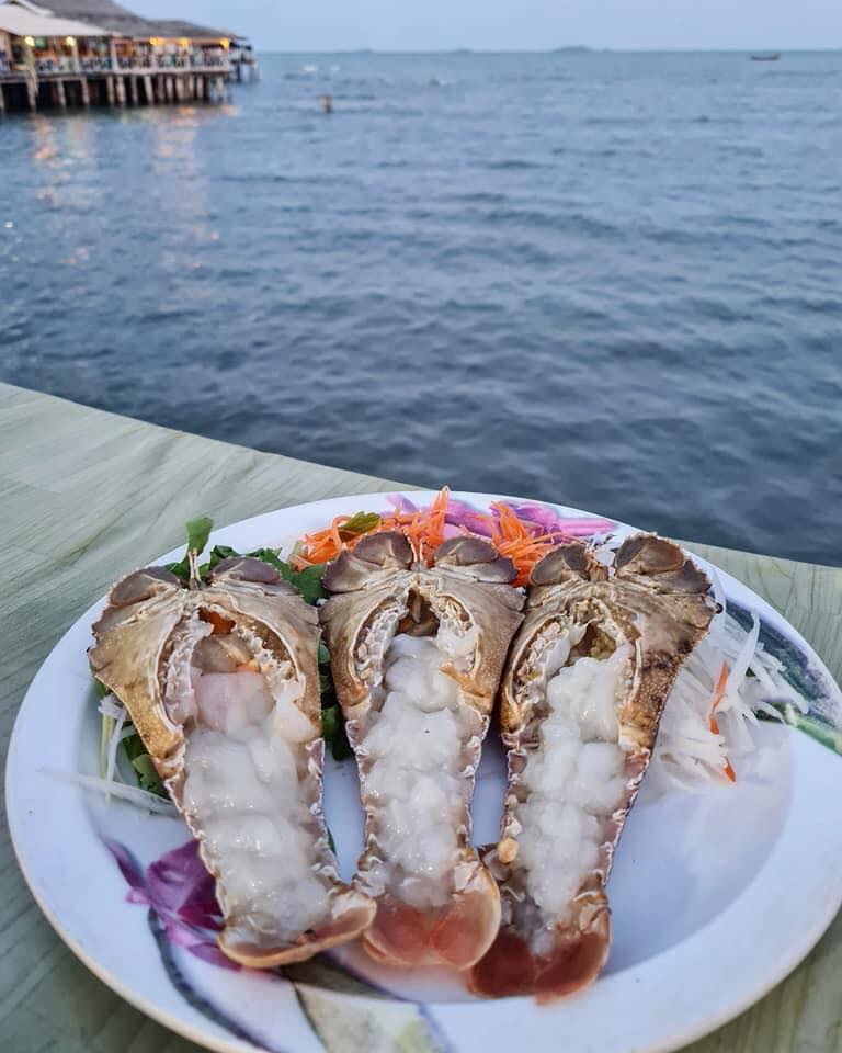 รวม 12 ร้านอาหารทะเลระยอง ร้านติดทะเล บรรยากาศชิลๆ พิกัดเด็ดที่น่าตามไปชิม!