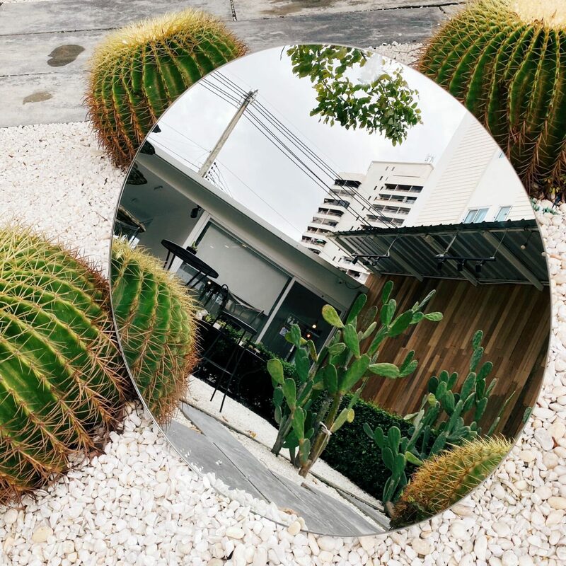 ข้อมูลของร้าน Breeze Box Cafe x Cactus: คาเฟ่สายมินิมอลที่หาง่ายในย่านหาดจอมเทียน, บรรยากาศของร้าน โซนในและโซนนอก, การตกแต่งที่เป็นมินิมอล, เมนูอาหารของร้าน, Breeze Box Cafe x Cactus พักผ่อนใจกับคาเฟ่ ที่มีมุมถ่ายรูปสุดชิลในพัทยา