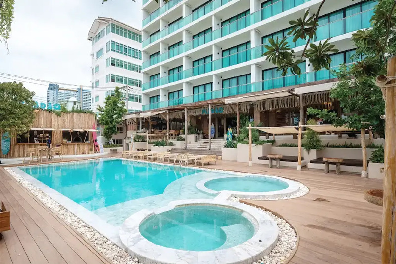 1. โรงแรมแซนโมราด้า พัทยา, 2. อาณา อานันท์ รีสอร์ท แอนด์ วิลล่า พัทยา, 3. โรงแรม เมอเวนพิค สยาม โฮเทล นาจอมเทียน พัทยา, 4. โรงแรมดี วารี จอมเทียน บีช, 5. โรงแรมราวินทรา บีช รีสอร์ท แอนด์ สปา, 6. โรงแรม ยู จอมเทียน พัทยา, 7. ครอสทู ไวบ์ พัทยา ซีเฟียร์, 8. โรงแรมมารีน บีช พัทยา, 9. Bayphere Hotel Pattaya, 10. Worita Cove, 11. Holiday at Veranda Residence, 12. โรงแรม เบย์ บีช รีสอร์ท จอมเทียน, Top 12+ ที่พักหาดจอมเทียน ติดทะเล vibe ดีมาก อัปเดต 2024