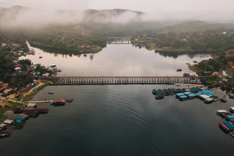 1. พรไพลินริเวอร์ไซด์ สังขละบุรี, 2. MonStay Resort มอญสเตย์ สังขละบุรี, 3. Cat &amp; Oil Home สาขา 1 (ริมแม่น้ำ), 4. ซองกาเลียริเวอร์ฮัทแอนด์ รีสอร์ท, 5. Love Bridge House Hotels บ้านสะพานรัก, 6. Sangkhla Camping, 7. แพอิงจันทร์ สังขละบุรี, 8. แพลุงบุญ สังขละบุรี โซน-B, 9. สวนแมกไม้รีสอร์ท (สังขละบุรี), 10. บ้านดงสัก ริเวอร์วิว, Top 10+ ที่พักสังขละบุรี ริมแม่น้ำ ใกล้สะพานมอญ อัปเดต 2024