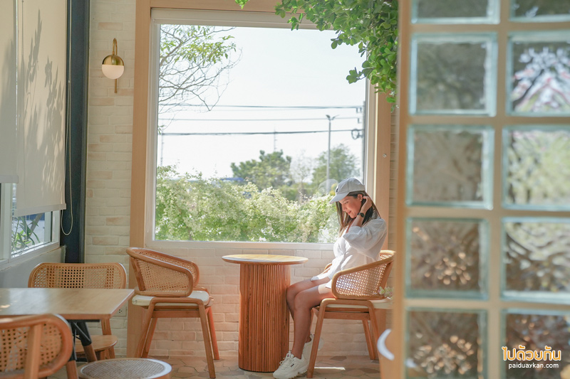 Roasi Coffee คาเฟ่สไตล์มินิมอล สุดเก๋ด้วยมุมหน้าต่างกระจกบานใหญ่