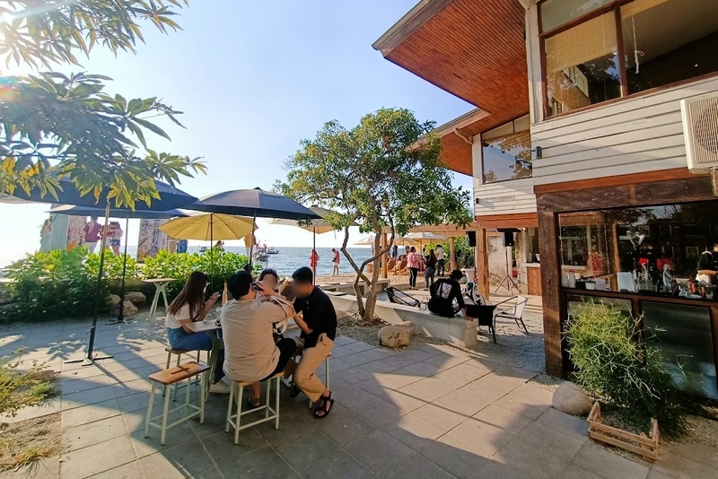 artory cafe & crafts, namon nomwan, open house cafe, red temp coffee, seafood club bangsean, จุดชมวิวเขาสามมุข, ซีฟู้ดคลับ บางแสน, ตลาดหนองมน, ถนนคนเดินบางแสน, ทะเลบางแสน, ที่เที่ยวบางแสน, ที่เที่ยวบางแสน 2023, ที่เที่ยวบางแสน 2024, ที่เที่ยวบางแสน 2566, บางแสน, บางแสน 2024, บางแสน 2567, สวนสัตว์เปิดเขาเขียว, หน้ามนหนมหวาน, หาดบางแสน, หาดวอนนภา, อ่างเก็บน้ำบางพระ, เขาสามมุข, เที่ยวบางแสน, เที่ยวบางแสน 2024, เที่ยวบางแสน 2567, top 21+ ที่เที่ยวบางแสน [กรกฎาคม 2024] ที่ต้องแวะเช็คอิน พักผ่อนสบาย ๆ ในช่วงวันหยุด