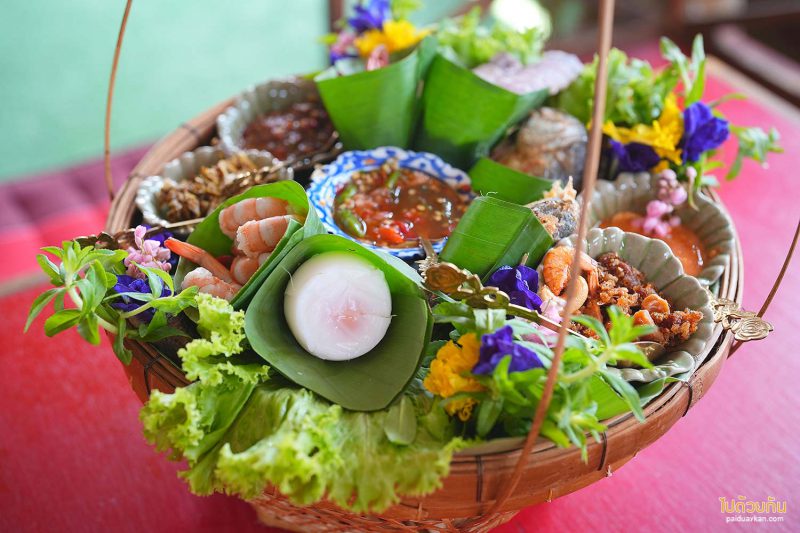 เที่ยวจันทบุรี, บ้านน้ำพริกข้าวสวย, ร้านอาหารจันทบุรี, ร้านอาหารอร่อยจันทบุรี, บ้านน้ำพริกข้าวสวย จันทบุรี  อาหารไทยสูตรชาววัง ในชุดสำหรับโบราณ  