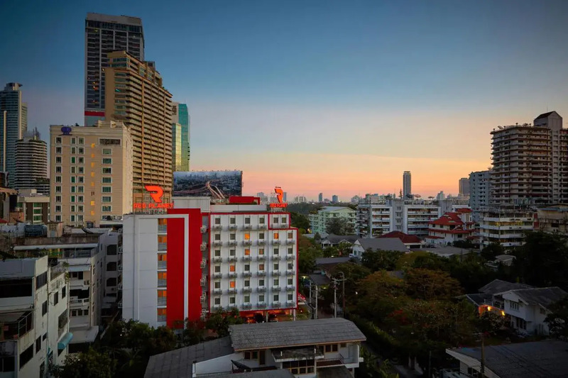 1. โรงแรม เรด แพลนเนต กรุงเทพฯ อโศก, 2. Fx Hotel Metrolink Makkasan, 3. ไทปันโฮเต็ล, 4. Asok Residence Sukhumvit by UHG, 5. FuramaXclusive Asok, 6. Sukhumvit Suites Hotel, 7. 3Howw Hostel Sukhumvit 21, 8. Admiral Premier Bangkok, 9. Two Three Hotel, 10. โรงแรมเอส บ็อกซ์ สุขุมวิท, 11. ซัมเมอร์เซ็ท เมซอง อโศก กรุงเทพ, Top 11+ โรงแรมใกล้ ม.ศรีนครินทรวิโรฒ ประสานมิตร ราคาไม่แพง