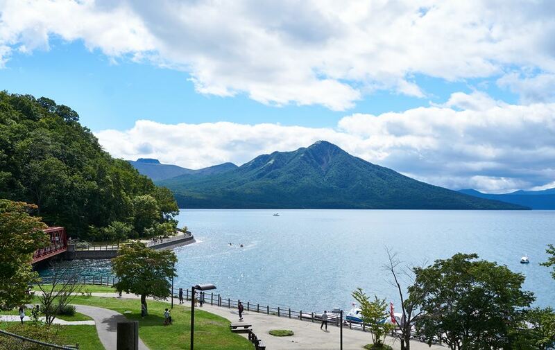 asahiyama zoo, daimaru, hill of the buddha, hokkaido shrine, jigokudani noboribetsu, lake shikotsu, makomonai takino, mt. moiwa, nijo market, nikka, ningle terrance, niseko village ski resort, noren yokocho, otaru, otaru aquarium, sapporo station, sapporo stellar place, snow festival, susukino, tanukikoji, ขนมฮอกไกโด, คลองโอตารุ, จุดชมวิวโมอิวะ, ซัปโปโร, ซูซูกิโนะ, ตลาดนิโจ, ทะเลสาปชิโกสึ, ทานูกิโคจิ, นิเซโกะ สกีรีสอร์ท, พิพิธภัณฑ์สัตว์น้ำโอตารุ, ภูเขาโมอิวะ, ย่านซูซูกิโนะ, ลานสกีฮอกไกโด, ศาลเจ้าฮอกไกโด, สถานีรถไฟซัปโปโร, สวนสัตว์อาซาฮิยามะ, หมู่บ้านเทพนิยาย, หุบเขานรก, ฮอกไกโด 2024, ฮอกไกโด 2567, เที่ยวฮอกไกโด 2024, เที่ยวฮอกไกโด 2567, เนินเขาแห่งพระพุทธเจ้า, เเล่นสกีฮอกไกโด, แลนด์มาร์ฮอกไกโด, โมอาย ฮอกไกโด, top 15+ ที่เที่ยวฮอกไกโด 2024 เก็บทุกจุดแลนด์มาร์ค บรรยากาศฟินๆ