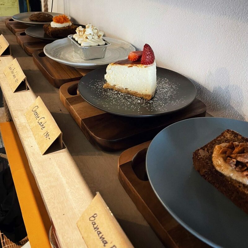 top 10+ ร้านขนมพรีเมียม คาเฟ่ของคนรักขนมหวาน ขนมไทย ย่านทองหล่อ-เอกมัย