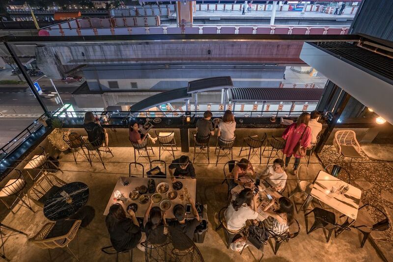 top 10+ ร้านนั่งชิว กรุงเทพ 2024 เน้นบรรยากาศ จิบเครื่องดื่มเพลินๆ
