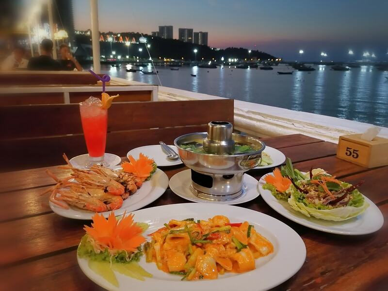 ร้านอาหารริมทะเล พัทยา : รวมร้านบรรยากาศดี พิกัด : ริมหาดพัทยา ไม่ไปไม่ได้แล้ววว