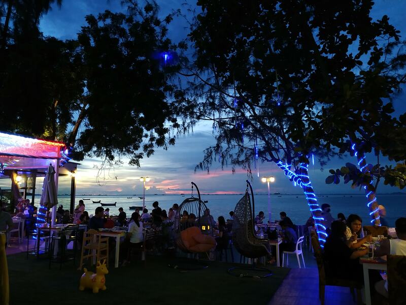ร้านอาหารริมทะเล พัทยา : รวมร้านบรรยากาศดี พิกัด : ริมหาดพัทยา ไม่ไปไม่ได้แล้ววว