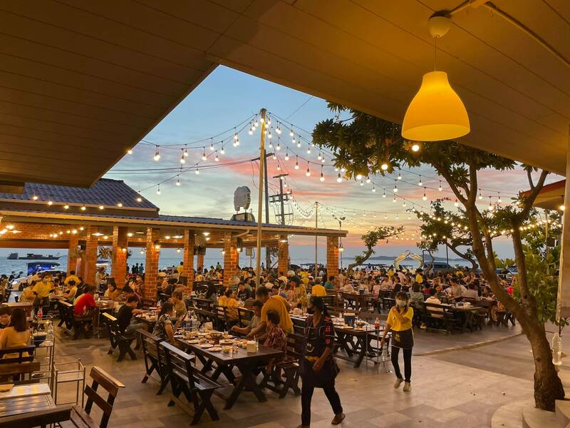ร้านอาหารริมทะเล พัทยา : รวมร้านบรรยากาศดี พิกัด : ริมหาดพัทยา ไม่ไปไม่ได้แล้ววว