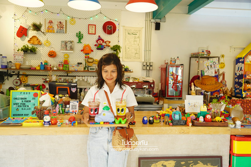 ร้านกาแฟลาดพร้าว, คาเฟ่ลาดพร้าว, ริ คาเฟ่, ริ คาเฟ่  ร้านกาแฟสไตล์ของเล่นสุดคิวท์