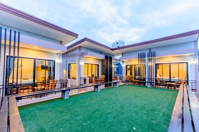 บ้านทะเลน้ำใสเกาะล้าน ที่พักมีสระว่ายน้ำ ติดทะเล ฟิน x2 สบายๆในวันหยุดพักผ่อน