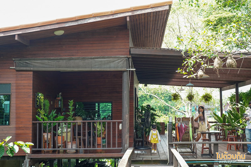 Home No.eight บ้านเลขที่8 คาเฟ่บ้านไม้ริมน้ำสุดโฮมมี่