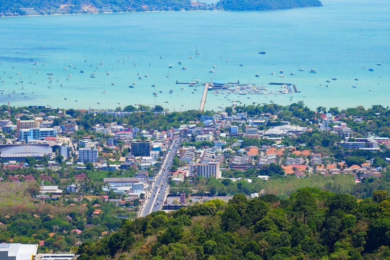 aquaria phuket, aquariaphuket, banana beach, blackrock, blackrockviewpoint, hanuman world, honeymoon island, katabeach, maikhaobeach, nuibeach, phuket, phuket fantasea, phuket old town, phuketfantasea, streetartภูเก็ต, tiger kingdom phuket, จุดชมวิวผาหินดำ, จุดชมวิวเขารัง, ตลาดอาหารทะเล ภูเก็ต, ตลาดอาหารทะเล ราไวย์, ท่องเที่ยวภูเก็ต, ที่เที่ยวภูเก็ต, ที่เที่ยวภูเก็ต 2024, ที่เที่ยวภูเก็ต 2567, น้ำตกโตนไทร, ประภาคารกาญจนาภิเษก, ป่าตอง, ผาหินดำ, พระผุด ภูเก็ต, พระมิ่งมงคลเอกนาคคีรี, พระใหญ่ภูเก็ต, พระใหญ่เมืองภูเก็ต, พิพิธภัณฑ์สัตว์น้ำ, ภูเก็ต, ภูเก็ต 2024, ภูเก็ต 2567, ภูเก็ตแฟนตาซี, มหัศจรรย์กมลา, ย่านเมืองเก่าภูเก็ต, วัดพระทอง, วัดพระผุด, สวนเสือภูเก็ต, หนุมานเวิลด์, หาดกล้วย, หาดกะตะ, หาดนุ้ย, หาดป่าตอง, หาดไม้ขาว, อควาเรียภูเก็ต, อควาเรียม ภูเก็ต, เกาะรูปหัวใจ ภูเก็ต, เกาะเฮ, เกาะแก้วพิศดาร, เกาะแก้วใหญ่, เกาะไม้ท่อน, เขารัง, เที่ยวภูเก็ต, เที่ยวภูเก็ต 2024, เที่ยวภูเก็ต 2567, แหลมพรหมเทพ, top 20+ ที่เที่ยวภูเก็ต [กรกฎาคม 2024] สวรรค์ของคนรักทะเล เมืองแห่งไข่มุกอันดามันและธรรมชาติอันงดงาม