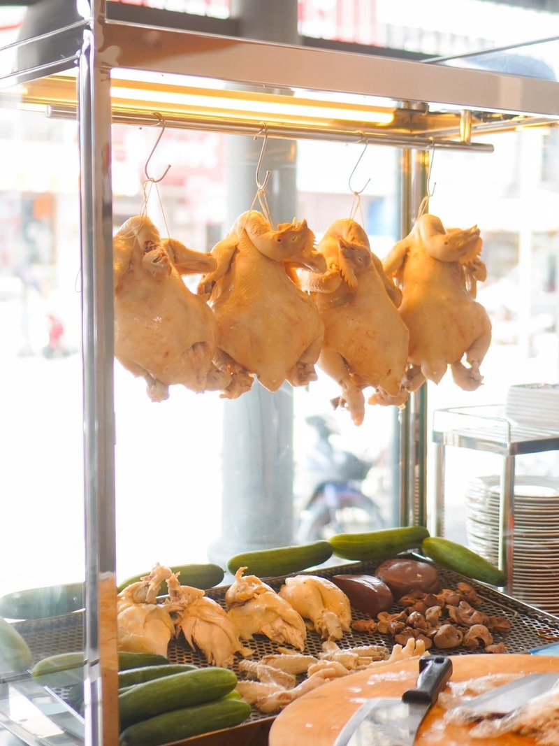 รวมร้านข้าวมันไก่ ภูเก็ต ข้าวหอม ไก่นุ่ม น้ำจิ้มเด็ด ร้านอร่อยที่ห้ามพลาด!