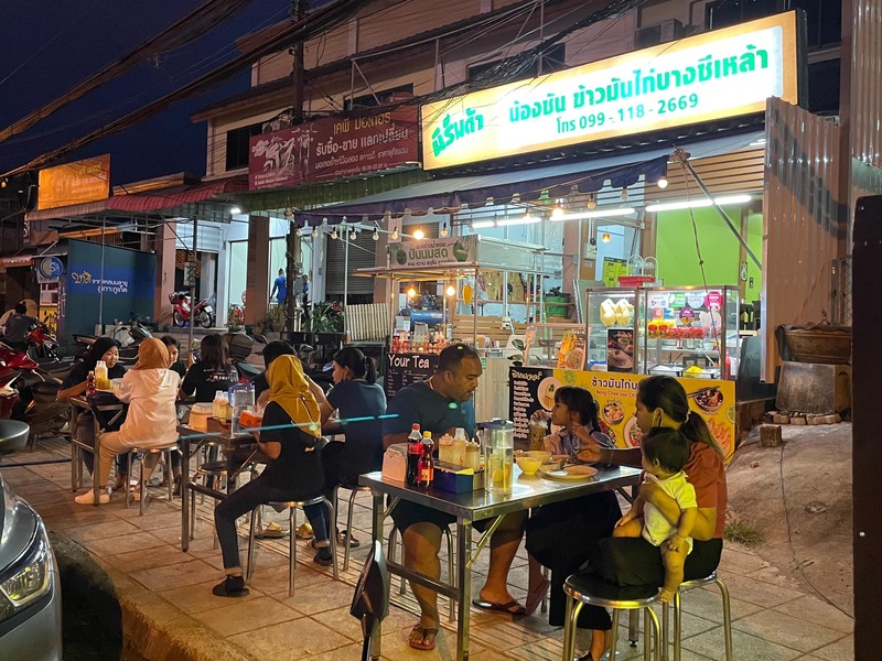 รวมร้านข้าวมันไก่ ภูเก็ต ข้าวหอม ไก่นุ่ม น้ำจิ้มเด็ด ร้านอร่อยที่ห้ามพลาด!