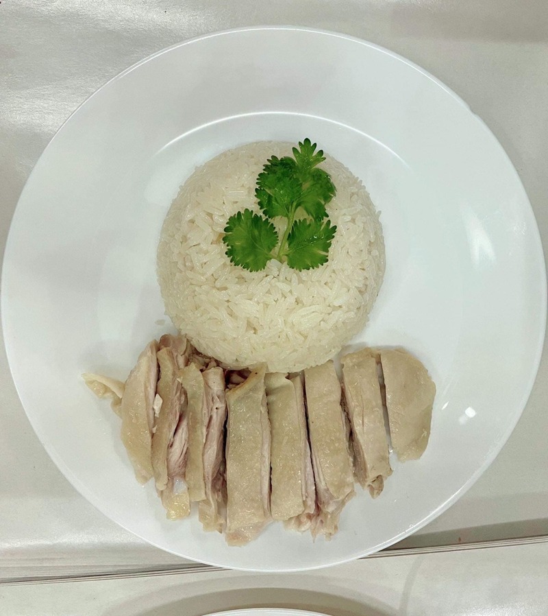 รวมร้านข้าวมันไก่ ภูเก็ต ข้าวหอม ไก่นุ่ม น้ำจิ้มเด็ด ร้านอร่อยที่ห้ามพลาด!