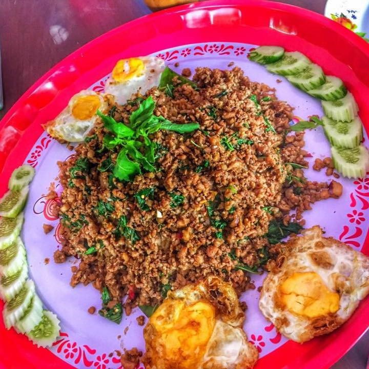 อิ่มสะใจ!! แจกพิกัด 4 ร้านกะเพราถาดยักษ์ จัดใหญ่ จัดหนัก ต้องไปลอง