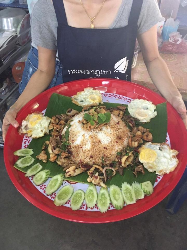 อิ่มสะใจ!! แจกพิกัด 4 ร้านกะเพราถาดยักษ์ จัดใหญ่ จัดหนัก ต้องไปลอง