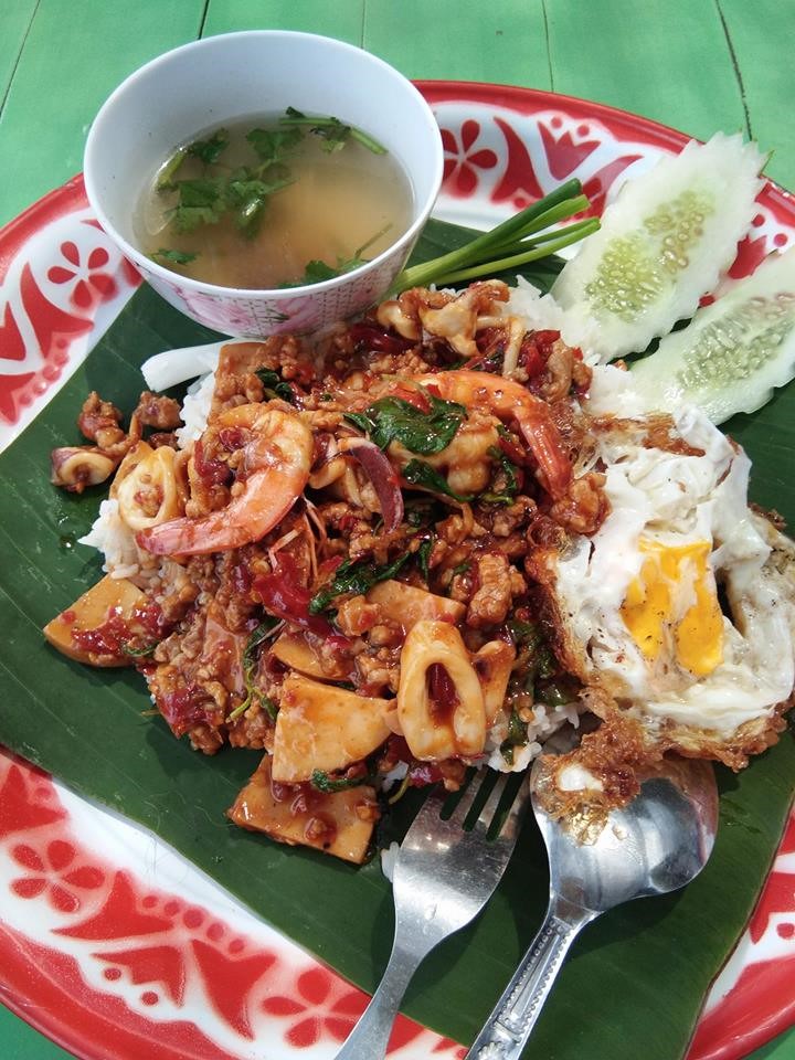 อิ่มสะใจ!! แจกพิกัด 4 ร้านกะเพราถาดยักษ์ จัดใหญ่ จัดหนัก ต้องไปลอง