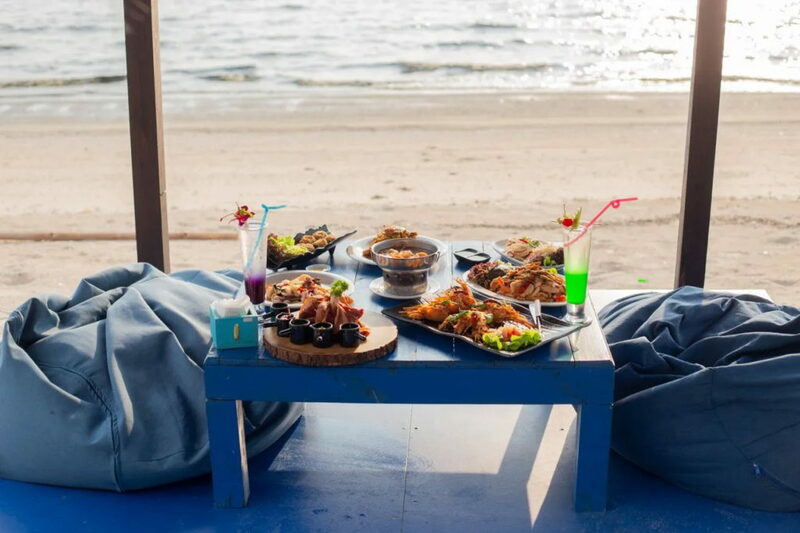 12 ร้านอาหารชลบุรี ร้านเด็ดอาหารอร่อยขึ้นชื่อ อัปเดตล่าสุด 2024,  Beach Walk Cafe , แหลมเจริญซีฟู้ด เซ็นทรัลชลบุรี, Yin.D House, The Sky 32 at Grande CentrePoint Hotel, 	Wander Caf&eacute; &amp; Steak House, ห้องอาหารกินรี โรงแรมรัตนชล, Olim House Cafe &amp; Wines, The Pearl Restaurant at Rattanachol Hotel, ครัวกังวาน (ชลบุรี), S. Signature Restaurant and Bar Chonburi, Level 8 Kitchen &amp; Bar at Holiday Inn Sriracha Chonburi, Shikisai Hotel Nikko Amata City Chonburi, Top 12+ ร้านอาหารชลบุรี 2024 ร้านเด็ดเลื่องชื่อ อาหารอร่อย นักชิมต้องไม่พลาด