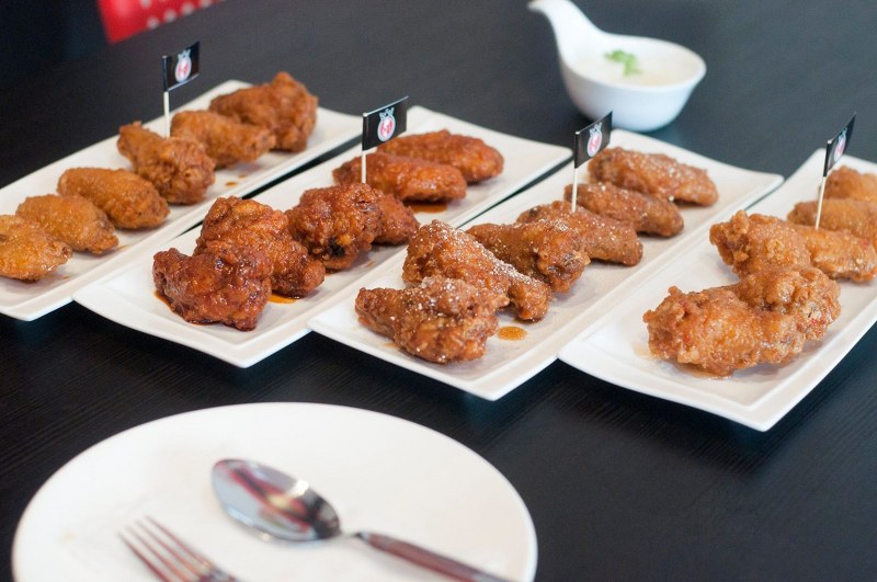 จุใจไม่อั้น!! 4 ร้านบุฟเฟ่ต์ไก่ทอดสไตล์เกาหลี กินให้พุงฟิตงบน้อยแบงค์ร้อย 3 ใบ