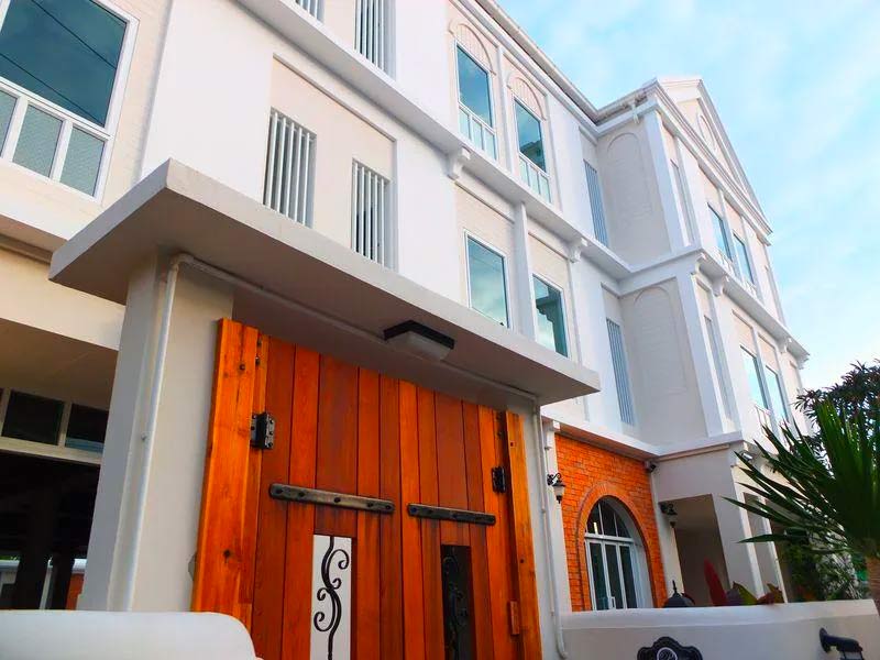 ที่พักบางเสร่, ที่พักบางเสร่ติดทะเล, ที่พักบางเสร่ราคาถูก, ที่พักบางแสร่มีสระว่ายน้ำ, 10  ที่พักบางเสร่ ชายหาดที่ตอบโจทย์คนรักความสงบ