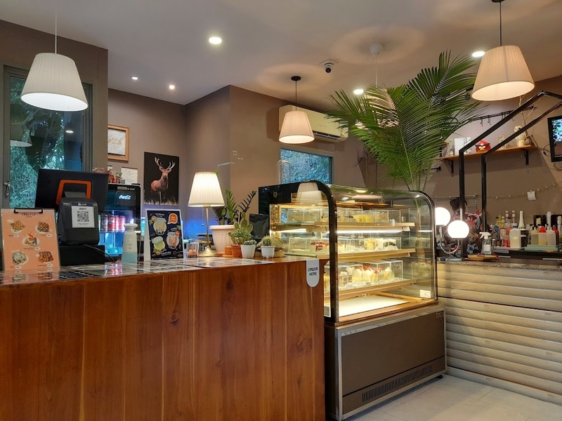bake and more, bellinee’s rayong, guer cafe, happy camper rayong, happy camper คาเฟ่, mama don’t like espresso bar & bake lab, mhuan fun cafe & art, misahouse, phala craft coffee roasters, seaseoul cafe, she sails cafe & beach club, she sails rayong, the creeper house, triple o coffee, u cup coffee, คาเฟ่ระยอง, คาเฟ่ระยอง 2024, คาเฟ่ระยอง 2567, คาเฟ่ริมทะเล ระยอง, คาเฟ่เปิดใหม่ ระยอง, คาเฟ่ใกลฉัน, ซีโซล คาเฟ่, ปาฎี, มาม่า ดอนท์ ไลท์ คาเฟ่, มิสะเฮ้าท์, ระยอง 2024, ระยอง 2567, ระยอง คาเฟ่, ร้านปาฎี, ร้านเกื้อ, สวนก๋ง, เที่ยวระยอง, เบค แอนด์ มอร์ คาเฟ่, เบลลินี่ ระยอง, เหมือนฝัน คาเฟ่, top 15+ คาเฟ่ระยอง [สิงหาคม 2024] นั่งจิบชากาแฟ ทานเบเกอรี่ ดื่มด่ำธรรมชาติ รับลมริมทะเล