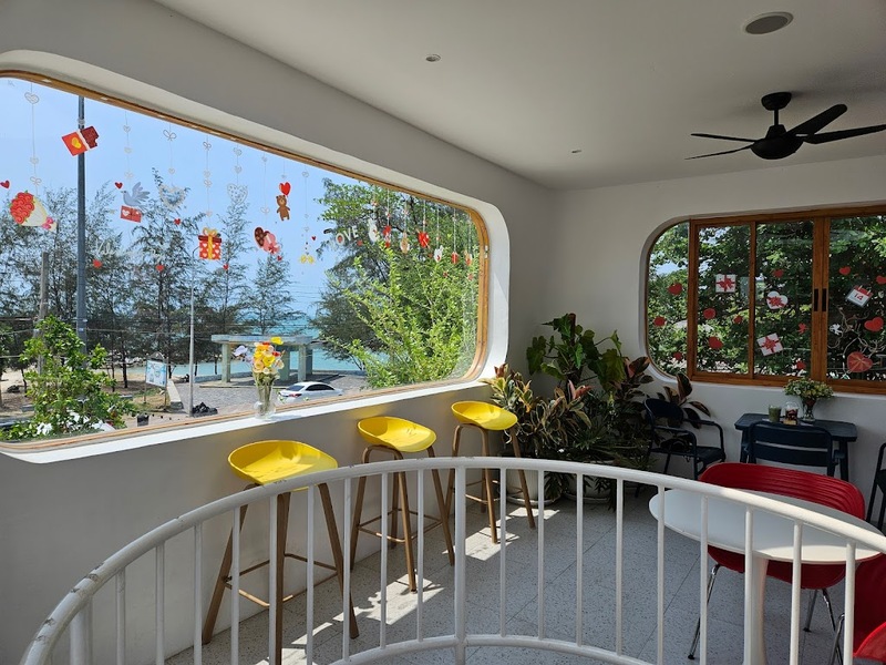 bake and more, bellinee’s rayong, guer cafe, happy camper rayong, happy camper คาเฟ่, mama don’t like espresso bar & bake lab, mhuan fun cafe & art, misahouse, phala craft coffee roasters, seaseoul cafe, she sails cafe & beach club, she sails rayong, the creeper house, triple o coffee, u cup coffee, คาเฟ่ระยอง, คาเฟ่ระยอง 2024, คาเฟ่ระยอง 2567, คาเฟ่ริมทะเล ระยอง, คาเฟ่เปิดใหม่ ระยอง, คาเฟ่ใกลฉัน, ซีโซล คาเฟ่, ปาฎี, มาม่า ดอนท์ ไลท์ คาเฟ่, มิสะเฮ้าท์, ระยอง 2024, ระยอง 2567, ระยอง คาเฟ่, ร้านปาฎี, ร้านเกื้อ, สวนก๋ง, เที่ยวระยอง, เบค แอนด์ มอร์ คาเฟ่, เบลลินี่ ระยอง, เหมือนฝัน คาเฟ่, top 15+ คาเฟ่ระยอง [สิงหาคม 2024] นั่งจิบชากาแฟ ทานเบเกอรี่ ดื่มด่ำธรรมชาติ รับลมริมทะเล