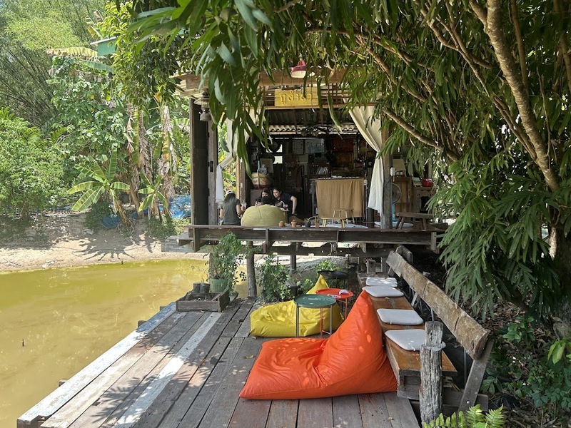 bake and more, bellinee’s rayong, guer cafe, happy camper rayong, happy camper คาเฟ่, mama don’t like espresso bar & bake lab, mhuan fun cafe & art, misahouse, phala craft coffee roasters, seaseoul cafe, she sails cafe & beach club, she sails rayong, the creeper house, triple o coffee, u cup coffee, คาเฟ่ระยอง, คาเฟ่ระยอง 2024, คาเฟ่ระยอง 2567, คาเฟ่ริมทะเล ระยอง, คาเฟ่เปิดใหม่ ระยอง, คาเฟ่ใกลฉัน, ซีโซล คาเฟ่, ปาฎี, มาม่า ดอนท์ ไลท์ คาเฟ่, มิสะเฮ้าท์, ระยอง 2024, ระยอง 2567, ระยอง คาเฟ่, ร้านปาฎี, ร้านเกื้อ, สวนก๋ง, เที่ยวระยอง, เบค แอนด์ มอร์ คาเฟ่, เบลลินี่ ระยอง, เหมือนฝัน คาเฟ่, top 15+ คาเฟ่ระยอง [สิงหาคม 2024] นั่งจิบชากาแฟ ทานเบเกอรี่ ดื่มด่ำธรรมชาติ รับลมริมทะเล